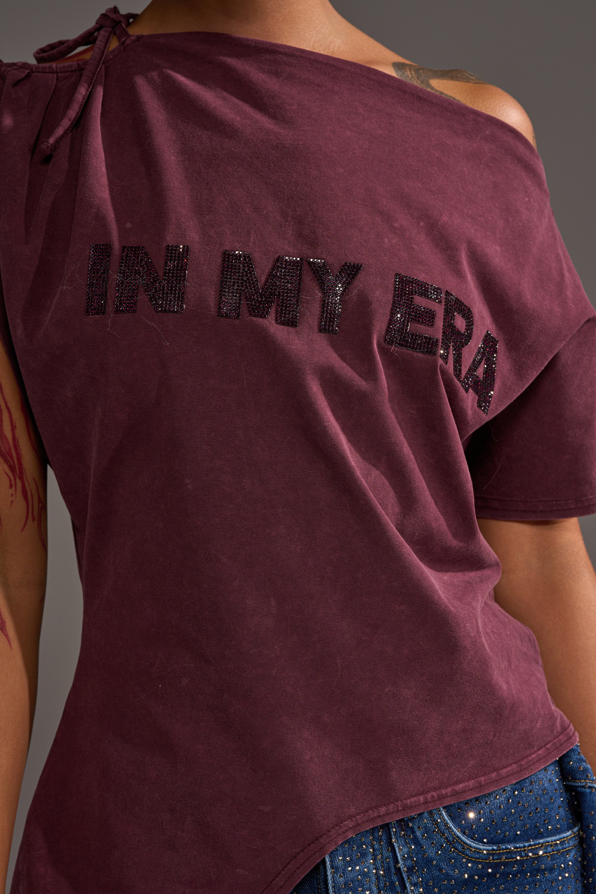 IN MY ERA OFF-THE-SHOULDER TEE